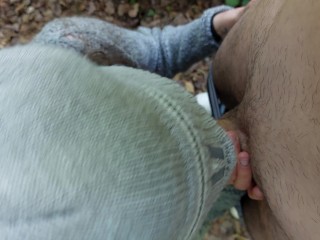 Gli faccio un pompino all'aperto,tutto in gola , ma veniamo scoperti Pompino amatorialeIta