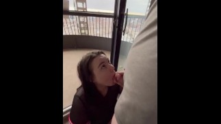 Nechávám si kouřit péro na balkoně našeho vzduchu bnb