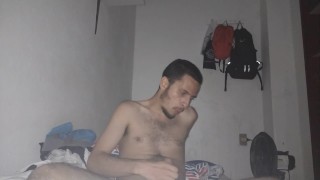 Guy con fetiche en ganancia vientre masturbándose y comiendo mucho( mientras la lluvia cae