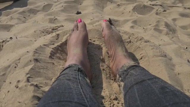 Пляж - мое любимое место для отдыха, фото моих ног и небольшие клипы, сделанные в видеофайл