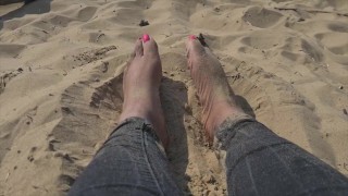 A praia é meu lugar favorito para relaxar, minhas fotos de pés e pequenos clipes feitos em um arquivo de vídeo