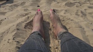Der Strand ist mein Lieblingsort zum Entspannen, meine Fußbilder und kleine Clips wurden zu einer Videodatei gemacht