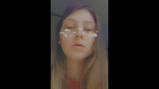她化了妆，想炫耀一下