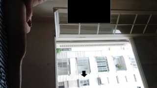 Buurman wordt verrast wanneer ik me naakt betrapt op masturberen bij open raam