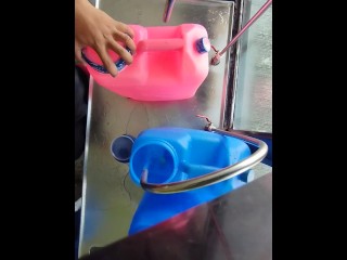 Я пополняю галлоны воды для наших клиентов День 4
