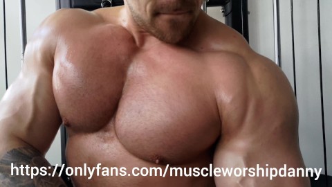 Bodybuilder Strips trains in poser's / Flexing sweaty muscles 