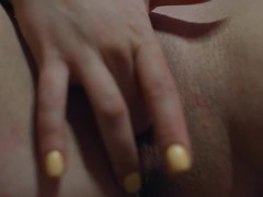 Соседка подросток пришла заняться и начала дрочить | Teen neighbor came to work and started to mastu