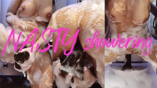 MILF italienne Busty surprise sous la douche et se masturbant avec un énorme gode, orgasmes multiples
