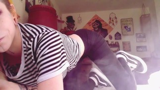 POV : Milf fume en vous écoutant tranquillement parler de votre journée 