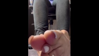 Lass mich dir nach einem langen Tag meine stinkenden Schweißfüße und schmutzigen Socken ins Gesicht halten