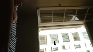 Curious buurman kijkt me naakt masturberen bij open raam