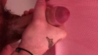 Colegiala rusa masturbándose la polla en el baño