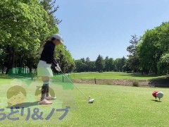 純白パンティが見えてしまう超ミニスカートでゴルフする美人日本人 - Screenshot 5 of 16 - Public