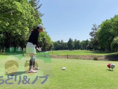 純白パンティが見えてしまう超ミニスカートでゴルフする美人日本人 - Screenshot 7 of 16 - Japanese