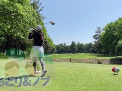 純白パンティが見えてしまう超ミニスカートでゴルフする美人日本人 - Screenshot 8 of 16 - Public Exhibitionist