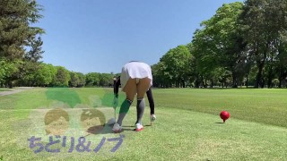 Een mooie Japanse vrouw speelt golf met een super minirok waar je pure witte pant kunt zien