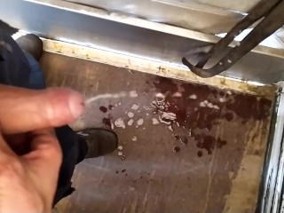 Amatoriale ITA Pubblico - Piscio Su un Camion Fermo Mentre L'autista Scarica