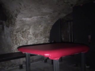 deux jeunes minets frnaciasent baisent dan sune backroom