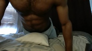 适合的家伙干驼峰枕头与 bbc