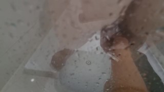 Testando novo vibrador de sucção realista no chuveiro