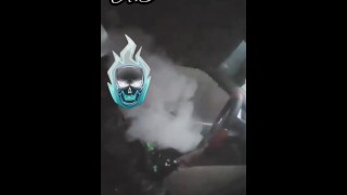 Fumando en el coche antes de llegar con mi novia