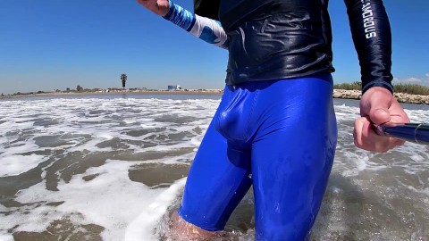 Men et femmes sur la plage s’excitent en voyant ma bite en spandex humide