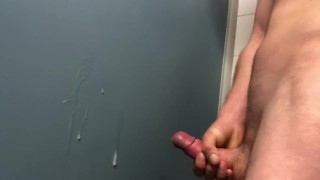 Énorme éjaculation dans une cabine de douche publique!