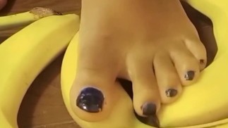 foot stomping bananas
