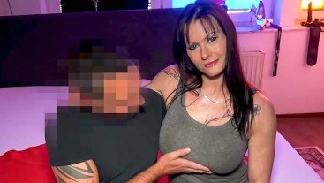 DEUTSCHE MILF mit gemachten Titten VERFÜHRT MANN bei 1. Date