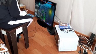 Pendant que mon voisin joue à la console, ma copine me lèche la chatte - IkaSmokS
