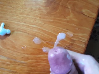 я кончил на стол очень густую сперму