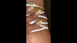 漂亮的霓虹灯脚趾🦶🏽，黑色还是白色高跟鞋？