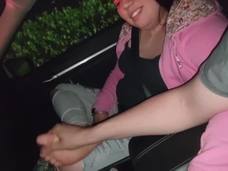 大学の同級生は私に車の中で彼女のlatina足をこすらせてくれました!- パブリックフットfetish