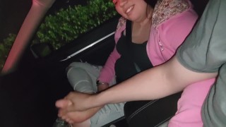 大学の同級生が車の公共の足フェチで彼女のラティーナの足をこすります