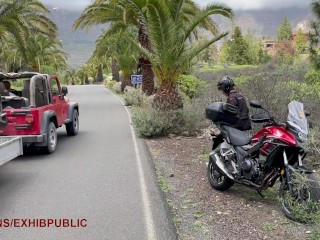 Motorfiets Pose, Orgasme Buitenshuis Langs De Weg