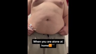 Mollige tiener houdt ervan om iedereen te laten zien hoe dik hij is