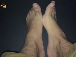 不得不清理我的脚趾，他们身上有绒毛 - 男子气概 - 在公共飞机🦶 ✈️上玩脚