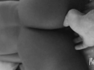 Mili Brown com Curvy Ass Fingered. Ebony Buceta Da Menina Esfregada E Dedilhada Por Trás.