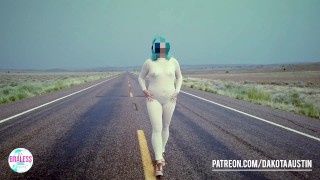 Sin sujetador en traje de gato transparente en la carretera solitaria - Teaser
