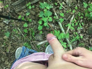 Teen Twink Pisst Im Wald