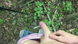Schattige twink pist in het bos