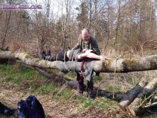 Ragazza Legata Al Tronco Di un Albero Nella Foresta Pubblica: Shibari Gioca! - Anteprima!