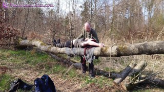 Meisje vastgebonden aan boomstam in openbaar bos: ademcontrole & plagen tot orgasme - Voorbeeld!
