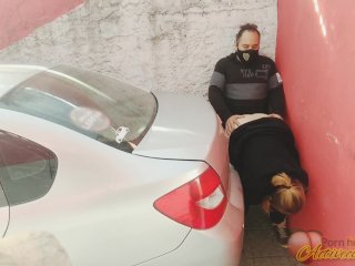 cogiendo en garaje mientras nos mirandesde las personas que pasan
