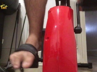 VOU DEIXAR VOCÊ TERMINAR NOS MEUS PÉS - ANDAR DE BICICLETA DESCALÇO - MANLYFOOT - BICICLETA 🦶 🚲 DE EXERCÍCIO