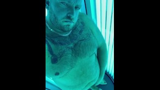 Волосатый татуированный папочка с большим членом кончает на лежаки 