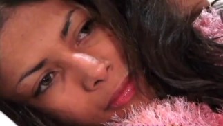 女同性恋青少年在集体行动中一起自慰