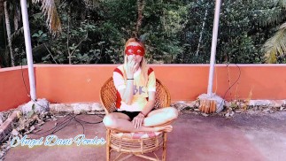 Энджел Фаулер весело проводит время, куря