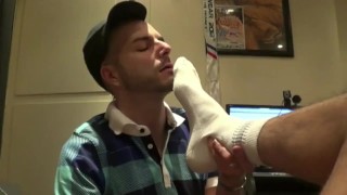 jeune emc de cite en jogign adore se faire bouffer les pieds et bouffer les baskets