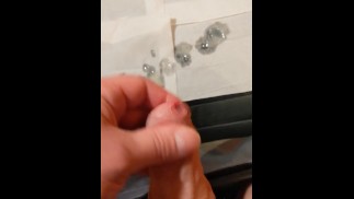 Быстрый крупный план кончает и хрюкает на компьютерном кресле (#2)